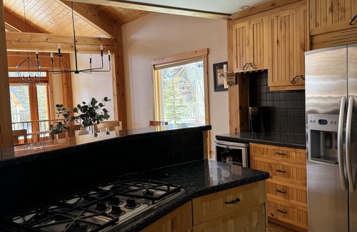 Golden Cabin | Family Ski-In/Out with Private Hot Tub, Sleeps 9n