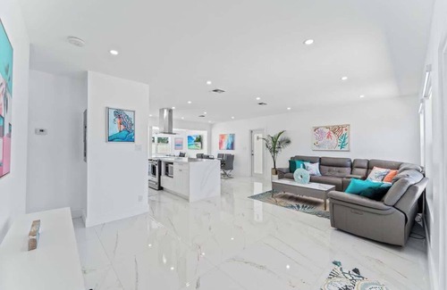 Middle River Terrace House | Family Splash Escape