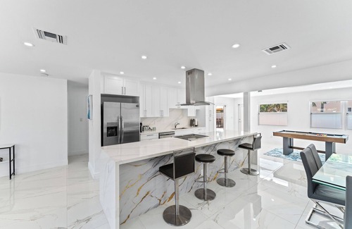 Middle River Terrace House | Family Splash Escape
