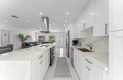 Middle River Terrace House | Family Splash Escape