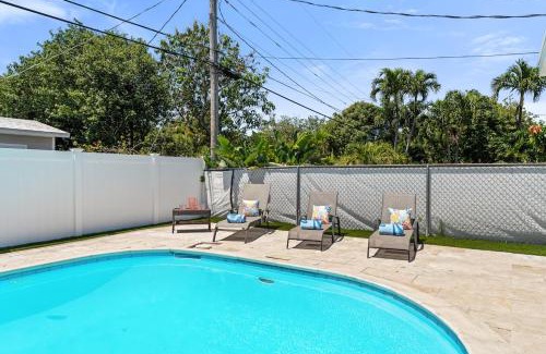 Middle River Terrace House | Family Splash Escape