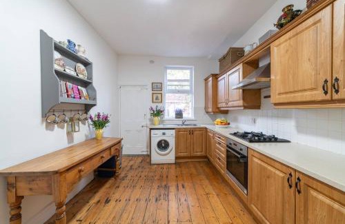 Sefton Park House | Family Stay By Sefton Park & Lark Lane Parking