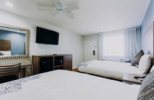 Clear Lake Shores Hotel | Family Stay Right off Route 146 | Relax at Deck with Marina Views