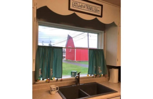 Thorntown House | Family Stay/Work From Home-Indianapolis & Purdue