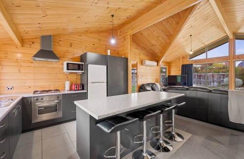 Albert Town House | Family Stays | Private | Games Room | Sleeps 10