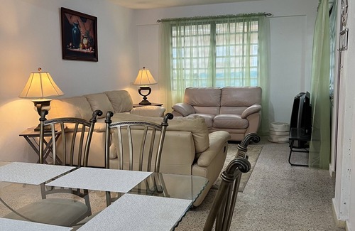 Guaniquilla House | Family style retreat -6 minutes tot he beach and restaurant bar strip