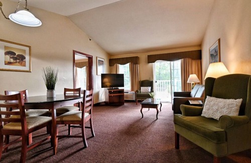 Pembine Apartment | Family Suite | Bunk Beds | On-Site Sport Courts