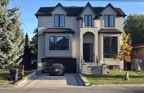 Newtonbrook Bed & Breakfast | Family suite in the Luxery home with king bed