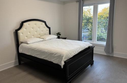Newtonbrook Bed & Breakfast | Family suite in the Luxery home with king bed