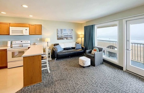 Logsden Condo | Family suite-oceanfront, kitchen, central location