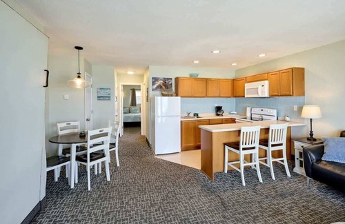 Logsden Condo | Family suite-oceanfront, kitchen, central location