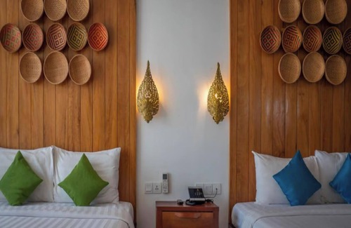 Wat Bo Area House | Family Suite with Balcony