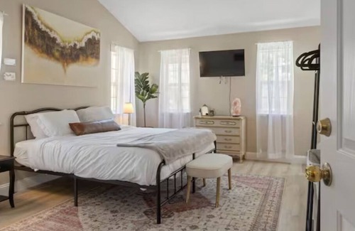 Amador City House | Family Suite with Pool Sauna Hot Tub