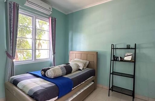 Gunung Putri Villa | Family Suites Cozy House Complex