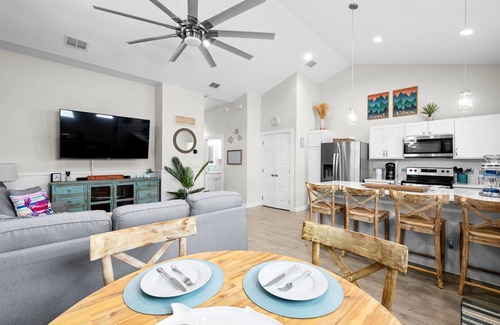 Corpus Christi House | Family Summer Spot! @ The Crab Shack, Close Walk To Beach! Pool! Sunset Deck!