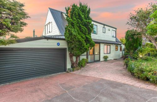 Lynfield House | Family Sunset Retreat with Sea Views