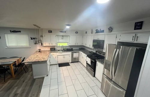 North Richland Hills House | Family/Team Spacious 5-bedroom house 16+ beds WiFi, AC in North Richland Hills