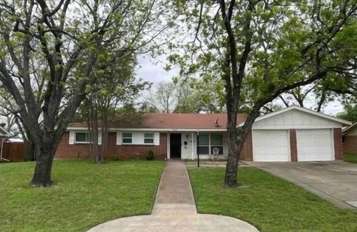 North Richland Hills House | Family/Team Spacious 5-bedroom house 16+ beds WiFi, AC in North Richland Hills