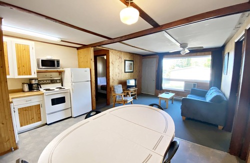 Manitoba Cabin | "Family Tides" Enjoy our sandy beach!