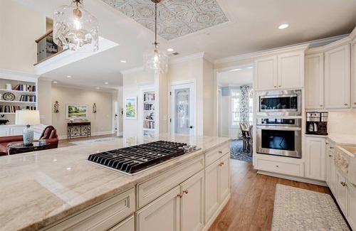 Chapin House | Family Ties Lakefront Estate