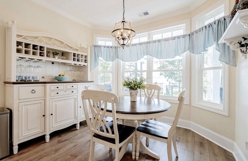 Chapin House | Family Ties Lakefront Estate
