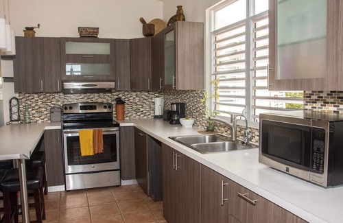 Esperanza House | Family time, 5 minute walk from main walkway to restaurants and beach!
