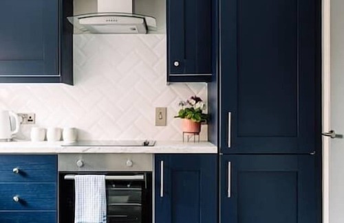 Cathedral Quarter House | FAMILY TOWN HOUSE (with garden & parking)