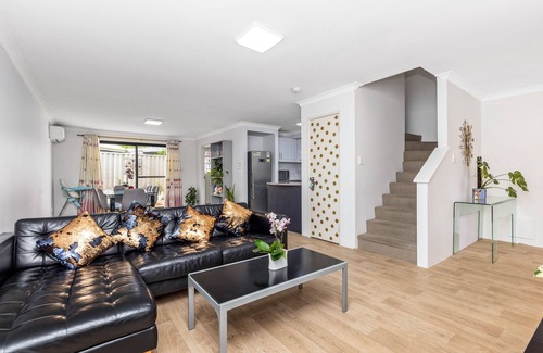 Langford House | FAMILY TOWNHOUSE-FREE NETFLIX - 15MINS TO PERTH CBD - 5% discount monthly stay