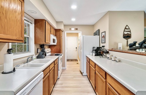 Sevierville Cottage | Family Trip? Experience Christmas at Dollywood!