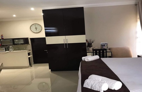 Greater Johannesburg Metropolitan Area House | Family Twin Inter-Leading Suite