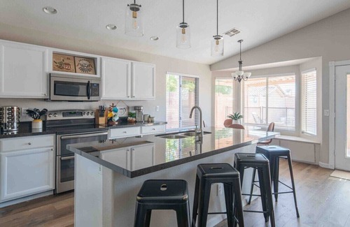 Peoria House | Family Vaca Ready! Sleeps9|Heated Pool|Patio&Shops