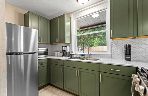 Shearer Hills - Ridgeview House | Family Vacation 3-bedroom home 6 min from Airport with WiFi, AC