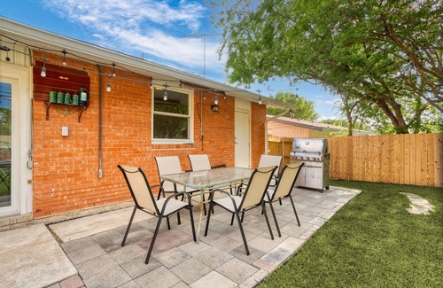 Shearer Hills - Ridgeview House | Family Vacation 3-bedroom home 6 min from Airport with WiFi, AC