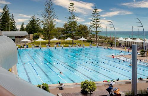 Karrinyup House | Family Vacation Escapade Shops Beach and Sun Await