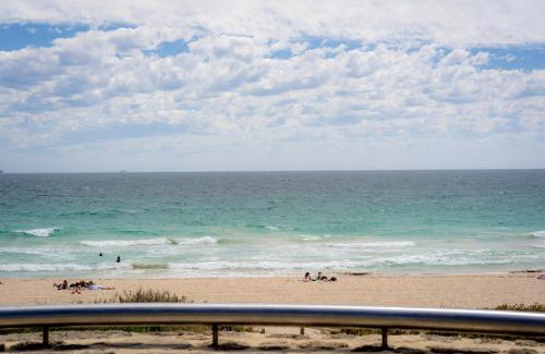 Karrinyup House | Family Vacation Escapade Shops Beach and Sun Await