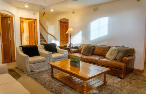 Midway House | Family Vacation-Heated In Out Pool, Tubing & Ice Skating 719 townhouse