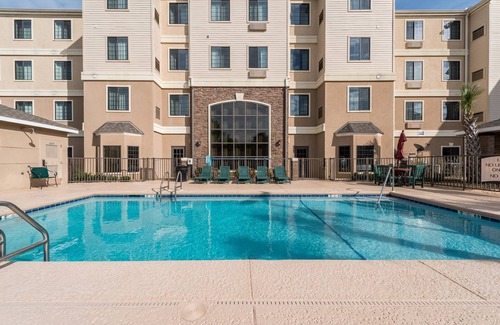 Oak Condo | Family Vacation in the Gulf | Nearby Beach + Amusement Parks + Outdoor Pool