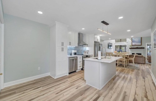 North Shore Cottage | Family Vacation Station - No Wake Lakefront Retreat on Smith Mountain Lake