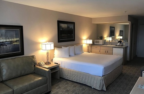 Warrenton House | Family Vacay! Comfy Unit, Pool, Sauna and Gym