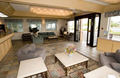 Warrenton House | Family Vacay! Comfy Unit, Pool, Sauna and Gym
