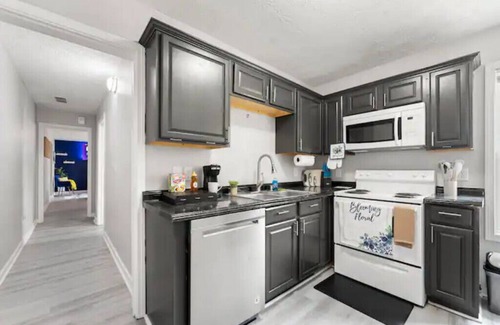 Lithonia House | Family Veranda Suite +Affordable