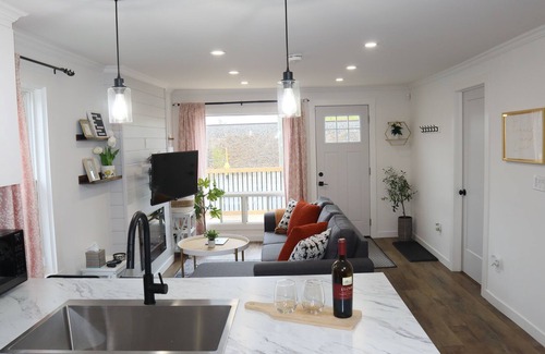 Coniston House | FamilyFriendly Modern Cottage by Moonlight Beach