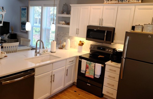 Laurel Grove House | FAMILYPERFECT! 3BR/3BA Beach Cottage Sleeps 8, Golf Cart, Pool, Beach, Golf!