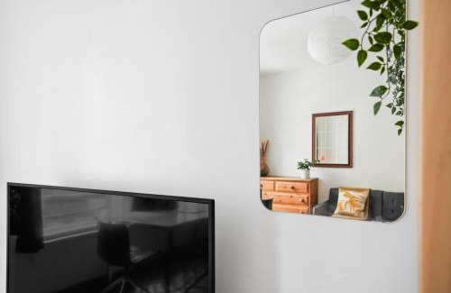 Weavers Apartment | Famous Brick Lane - 1 Bed London Flat with Large Patio - Perfect for long stays