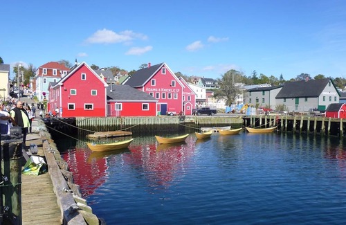 Mahone Bay House | FAMOUS HARBOR VIEW, PRIVATE WHARF, SUNSETS, BOATS, BIKES, WALK TO TOWN!