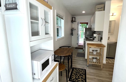 Tallahassee House | FAMU/FSU 1 bedroom/1 bath cozy home-deck, private fenced yard, free parking