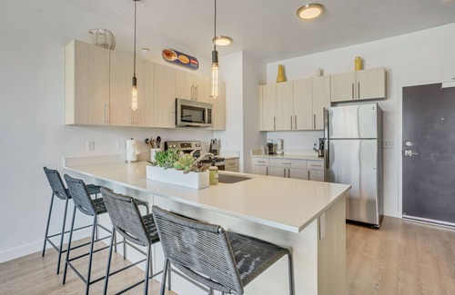 People's Freeway Apartment | Fancy Downtown SLC + CoWorking 1BR/1BA Sleep 4