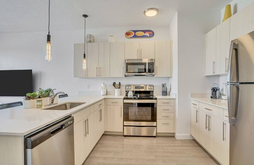 People's Freeway Apartment | Fancy Downtown SLC + CoWorking 1BR/1BA Sleep 4