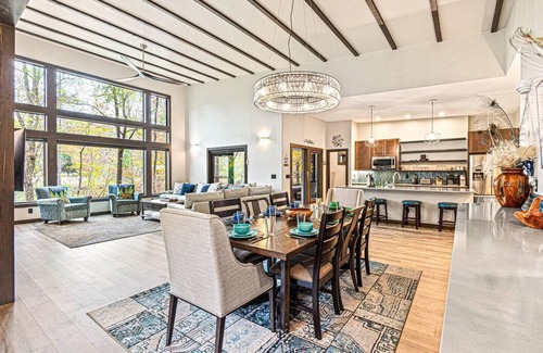 Townsend Villa | Fancy Pants * Great River Access * Modern * EV Chg