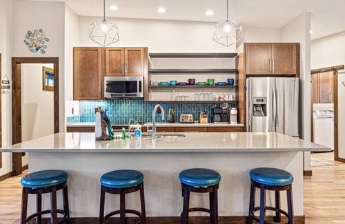 Townsend Villa | Fancy Pants * Great River Access * Modern * EV Chg